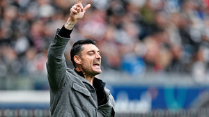 Nach Kritik: Eintracht-Trainer Riera verteidigt sich