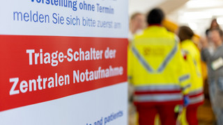 Erfolg für Mediziner-Klagen: Karlsruhe kippt Triage-Regeln