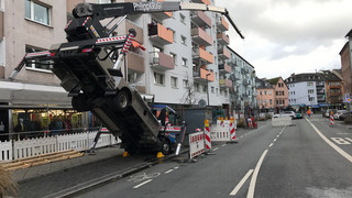 Autokran in Frankfurt umgekippt