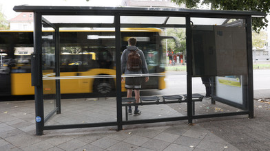 Mainzer Hauptbahnhof: Kind an Bushaltestelle eingeklemmt