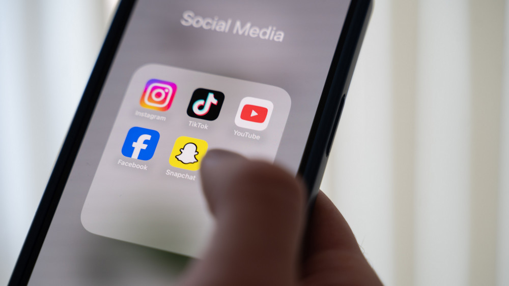 Obwohl fast alle Jugendlichen Social Media jeden Tag nutzen, plädiert mehr als die Hälfte für ein Verbot für Unter-14-Jährige. (Symbolbild)