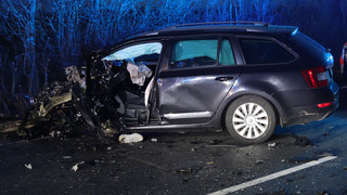 Zwei Schwerverletzte bei Unfall auf der B44 in Riedstadt
