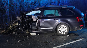 Zwei Schwerverletzte bei Unfall auf der B44 in Riedstadt