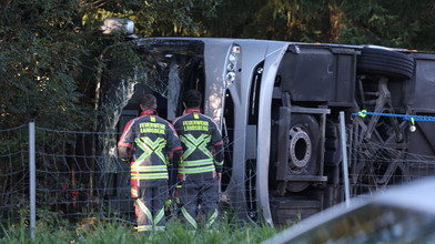Zwei Tote und viele Verletzte bei Busunfall auf A96