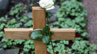 Gefahr für Hinterbliebene: Kriminelle zielen auf Trauernde