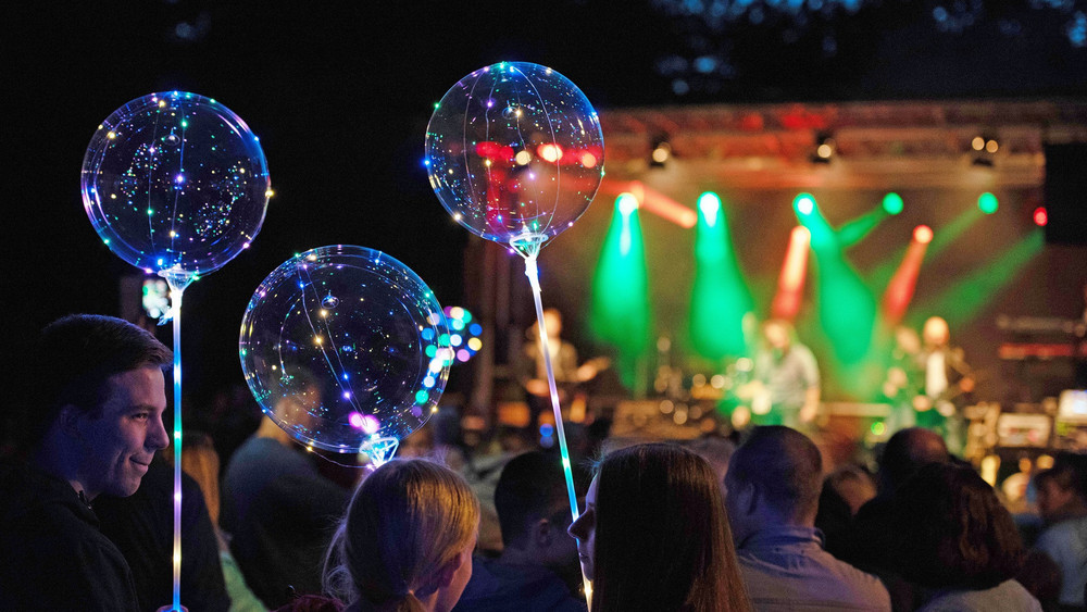 Neben den vielen Lichtern gibt es auch Live-Musik auf drei Bühnen (Archivbild). 