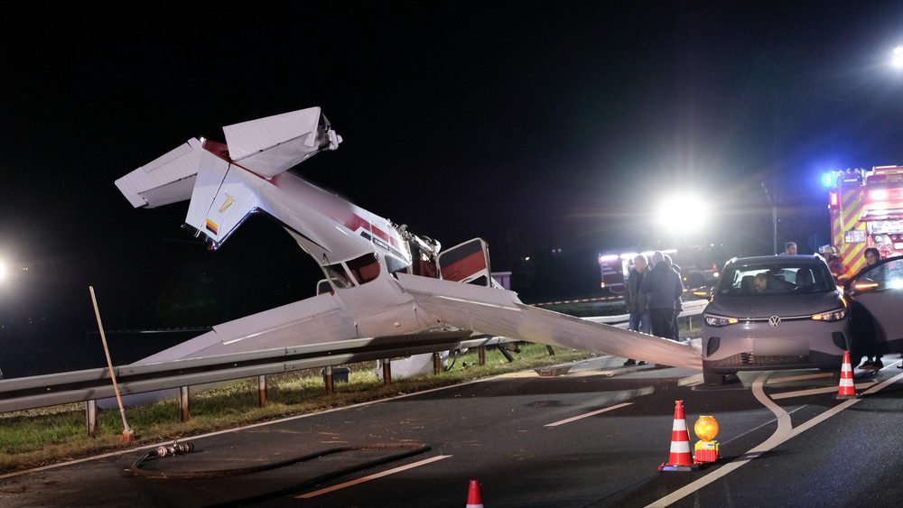 Dieses Kleinflugzeug ist in Hettstadt im Landkreis Würzburg im Landeanflug auf eine Straße gestürzt.