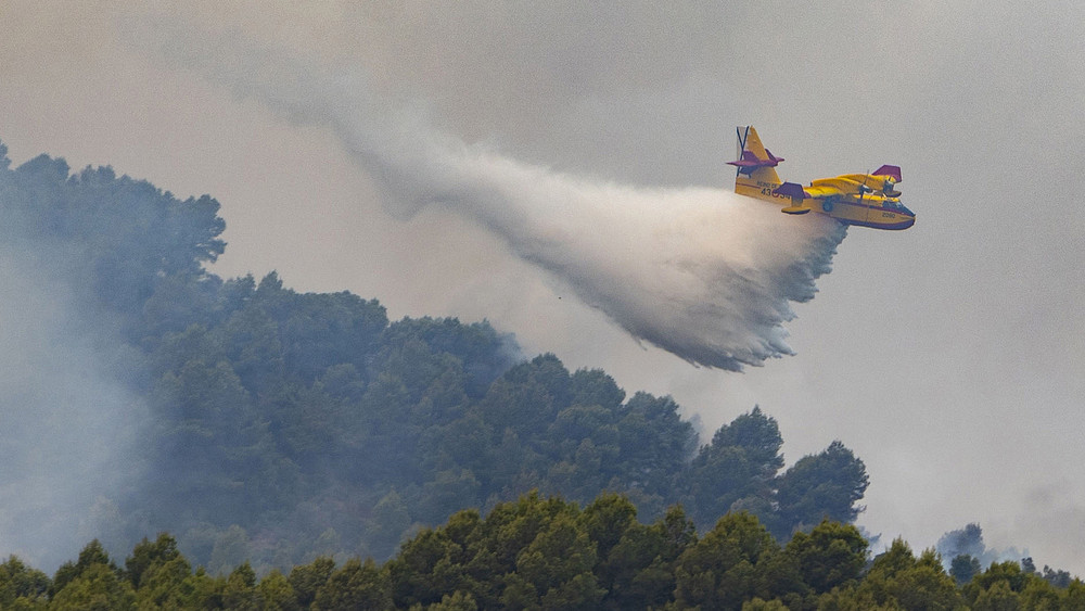 Ein Wasserflugzeug ist bei der Löschung des Brandes in Vall d’Uixó in Castellón im Einsatz.