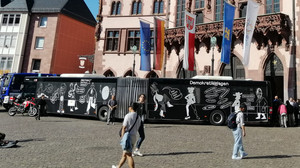 Demokratiewagen in Frankfurt: Schüler stimmen ab