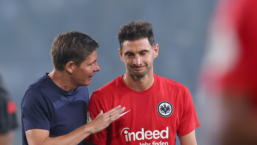 Eintracht-Trainer Oliver Glasner gibt Stürmer Lukas Alario tatktische Anweisungen