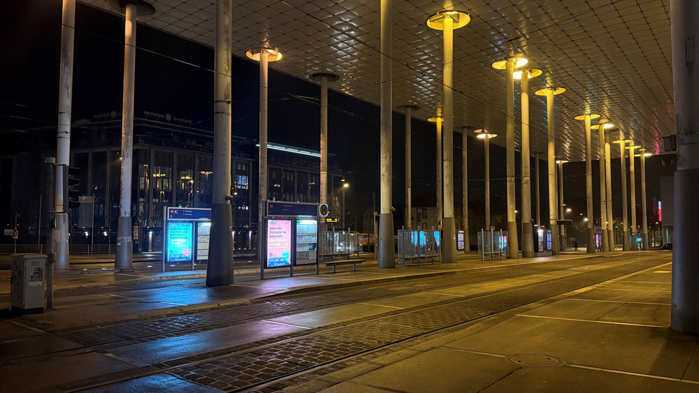 Keine Busse, keine Trams: Durch den Warnstreik kommt es heute vielerorts zu Einschränkungen im Nahverkehr - so wie hier in Kassel. 