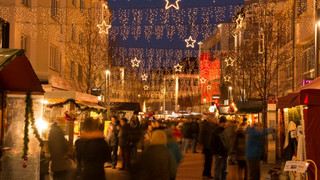 Gießener Weihnachtsmarkt: Kinder-Riesenrad auf dem Kirchenplatz
