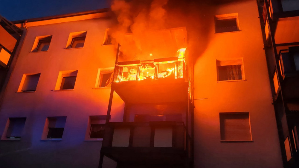 Ein Balkon steht in Viernheim in Flammen.