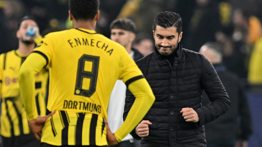 Dortmunds Trainer Nuri Sahin (r) reagiert nach dem 1:0-Sieg.