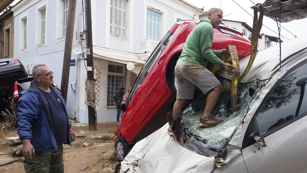 Schwere Regenfälle haben in Südosteuropa mehrere Todesopfer gefordert. Rettungskräfte suchen weiterhin nach Vermissten.