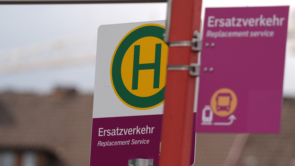 Von Juli bis Dezember bleibt die Bahnstrecke auf der rechten Rheinseite im Mittelrheintal wegen Bauarbeiten gesperrt. Dass der geplante Schienenersatzverkehr funktionieren wird, bezweifeln die betroffenen Kommunen (Symbolbild).