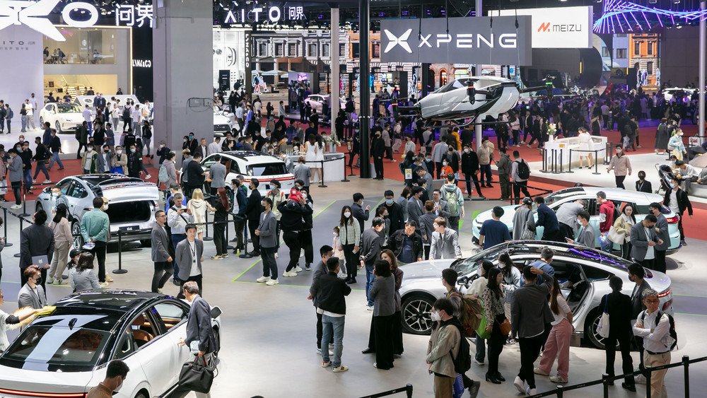 Besucher während der «20. Shanghai International Automobile Industry Exhibition». Die EU leitet eine Untersuchung wegen staatlicher Unterstützung für Elektroautos aus China ein.