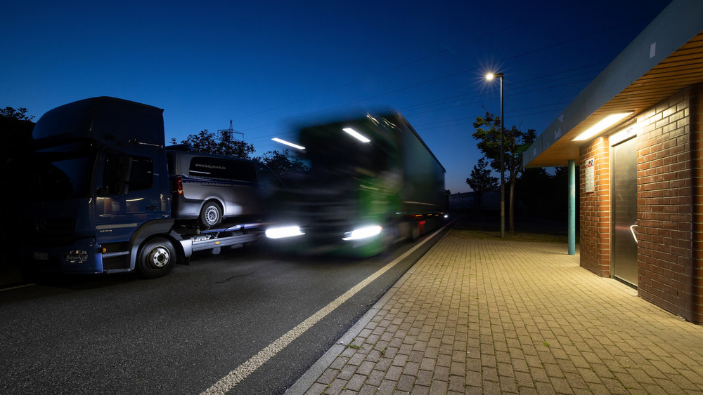 Ein Autofahrer hat seine Frau bei einer Pinkelpause in Bayern vergessen - und das erst in Bad Camberg bemerkt (Symbolbild).