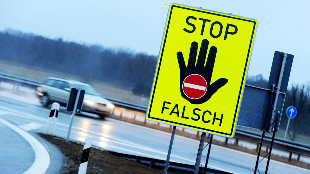 Auf der A45 bei Dillenburg hat eine Falschfahrerin einen Unfall verursacht (Symbolbild). 