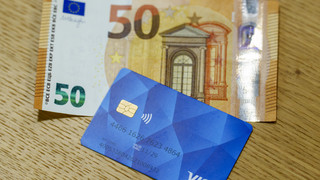 Hessen: Neue Bezahlkarte für Geflüchtete startet