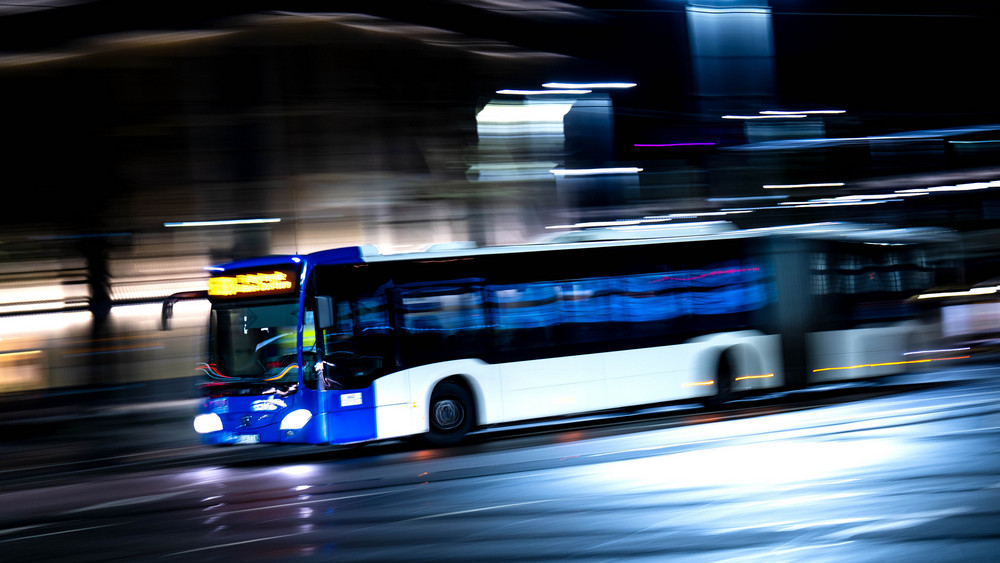 Manchmal sollte man schon genau hinsehen, wer im Linienbus am Steuer sitzt. In Bremen sind arglose Fahrgäste mit einem sehr jungen Fahrer unterwegs - einem 15-Jährigen (Symbolbild).