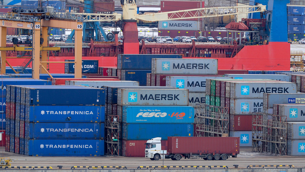 Container im Hafen von St. Petersburg. Der Wert deutscher Importe aus Russland waren im Februar diesen Jahres 91 Prozent niedriger als im Vorjahr (Archivbild).