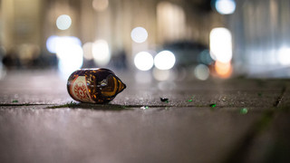 Mann wirft Bierflasche auf Bus in Hanau: Scheibe bricht, 2 Verletzte