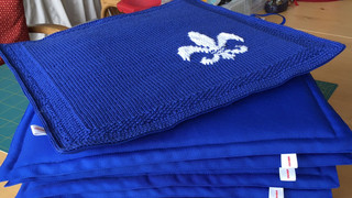 Frauen-Initiative strickt Lilien-Sitzkissen für den guten Zweck