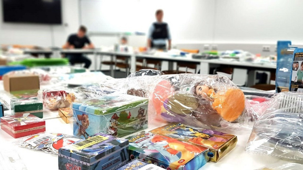 Internationaler Schlag gegen Produktpiraten: Die Frankfurter Kriminalpolizei hat über 3 Millionen gefälschte Spielwaren in einem Logistiklager bei Frankenthal in der Pfalz beschlagnahmt.
