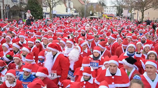 Zipfelmützen so weit das Auge reicht: Hunderte Nikoläuse rennen durch Michendorf