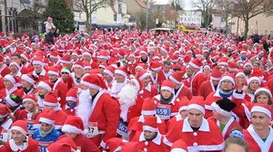 Zipfelmützen so weit das Auge reicht: Hunderte Nikoläuse rennen durch Michendorf