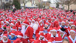 Zipfelmützen so weit das Auge reicht: Hunderte Nikoläuse rennen durch Michendorf