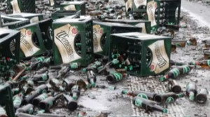 Unfall auf der B93: Lastwagen verliert 400 Bierkisten
