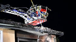 Flammen schlagen aus dem Dach: 60 Kräfte kämpfen gegen Wohnhausbrand