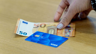 Bezahlkarte für Geflüchtete: Ausgabe in Hessen läuft schleppend