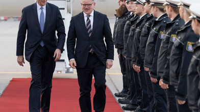 Merz besucht Hessen – Kabinettssitzung am Flughafen