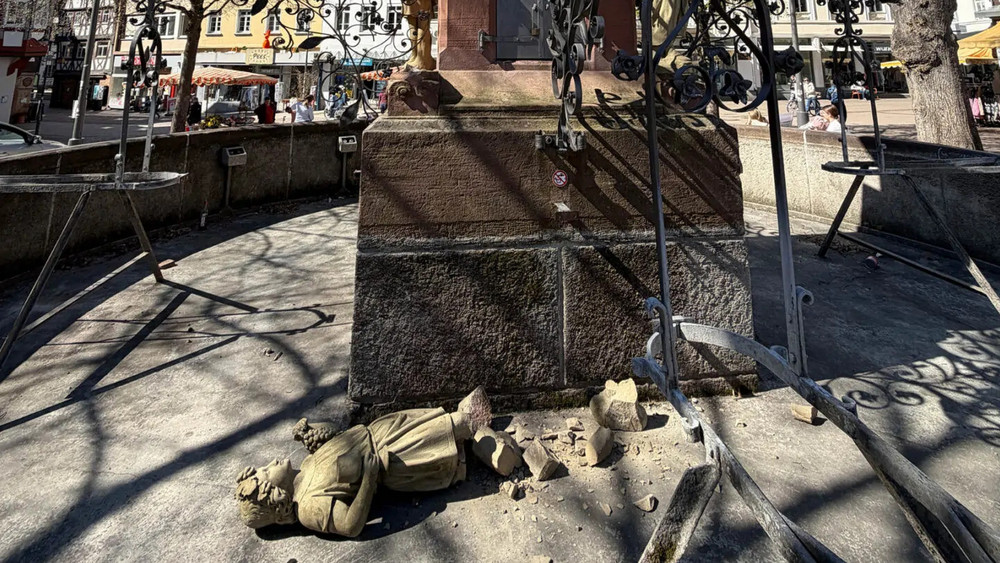 Die Brunnenfigur wurde offenbar vom Sockel geschlagen.
