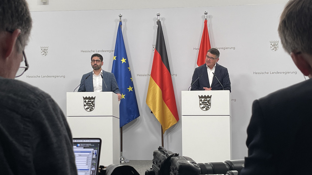 Ministerpräsident Boris Rhein (CDU) mit Wirtschaftsminister Kaweh Mansoori (SPD).