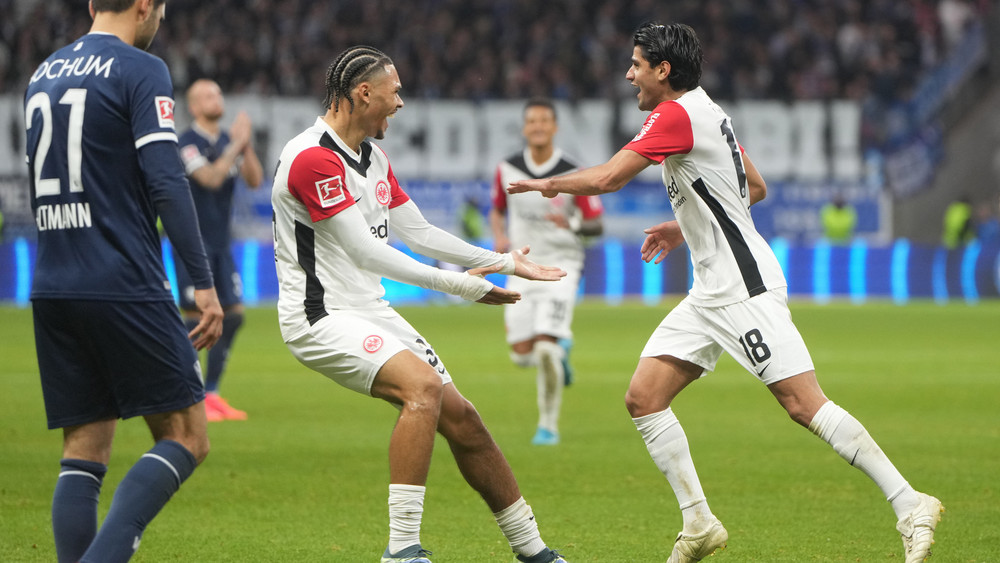 Frankfurts Mahmoud Dahoud (r) jubelt nach dem 5:2 mit Frankfurts Nnamdi Collins.