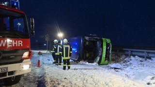 2 Tote und 11 Verletzte bei Busunfall auf A11: Wind und Glätte Schuld?