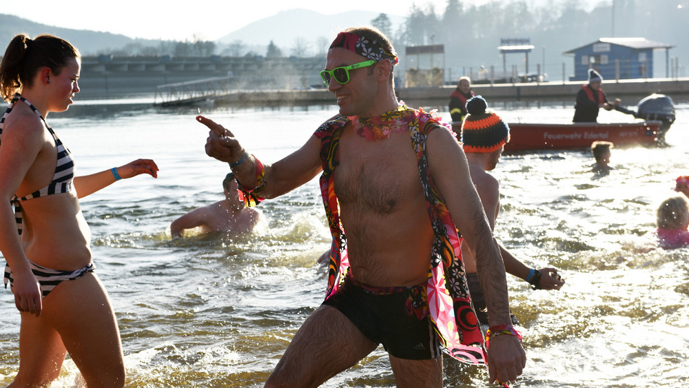 Danach ist man wach: Hunderte Teilnehmer werden auch zum Start ins Jahr 2025 beim traditionellen Neujahrsschwimmen erwartet. (Archivbild)