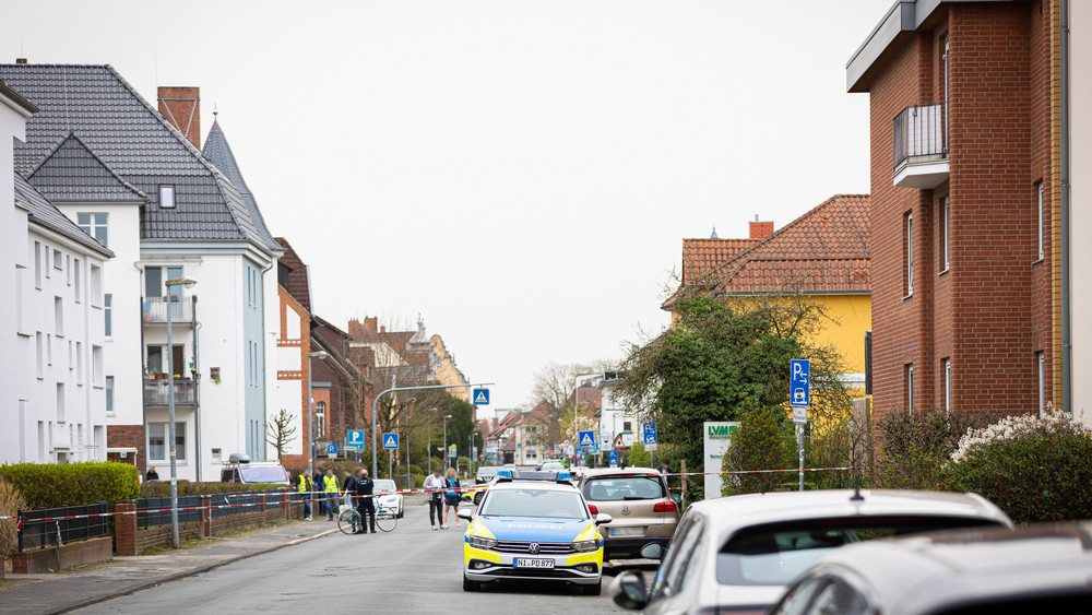 Die Polizei sperrt die Friedrichstraße in Nienburg nach den tödlichen Schüssen.