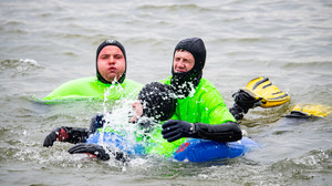 Spektakel in Mainz: Traditionelles Abschwimmen der Feuerwehr