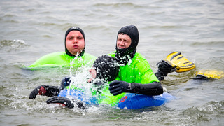 Spektakel in Mainz: Traditionelles Abschwimmen der Feuerwehr