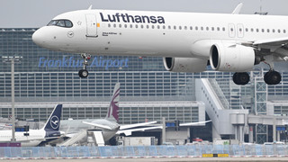 Lufthansa senkt Jahresprognose: Gewinn fast halbiert