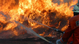 Feuerwehr bei Strohballen-Brand in Hanau Klein-Auheim im Einsatz