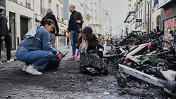 Ausgebrannte Fahrräder, zerstörte Scheiben, geplünderte Läden: Spur der Verwüstung in Paris