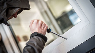 Einbruch in Kasseler Mode- und Juweliergeschäft: Zeugen gesucht