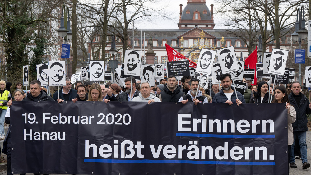Menschen ziehen bei einem Gedenkmarsch anlässlich des vierten Jahrestages des rassistische Anschlags von Hanau durch die Innenstadt (Archivbild).