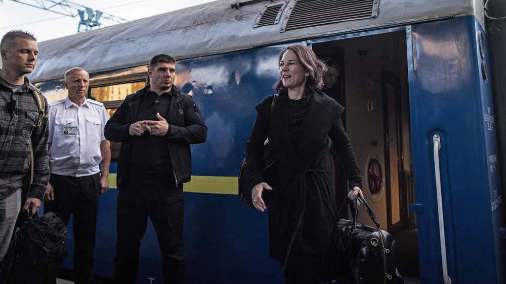 Bundesaußenministerin Annalena Baerbock (Bündnis 90/Die Grünen) trifft mit dem Zug zu einem geheim gehaltenen Besuch in der ukrainischen Hauptstadt ein.
